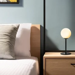 Straluma Mat zwarte tafellamp met witte glazen bol><noscript><img width=