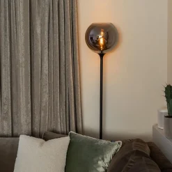 Straluma Mat zwarte vloerlamp met smoke/titanium glazen kap><noscript><img width=